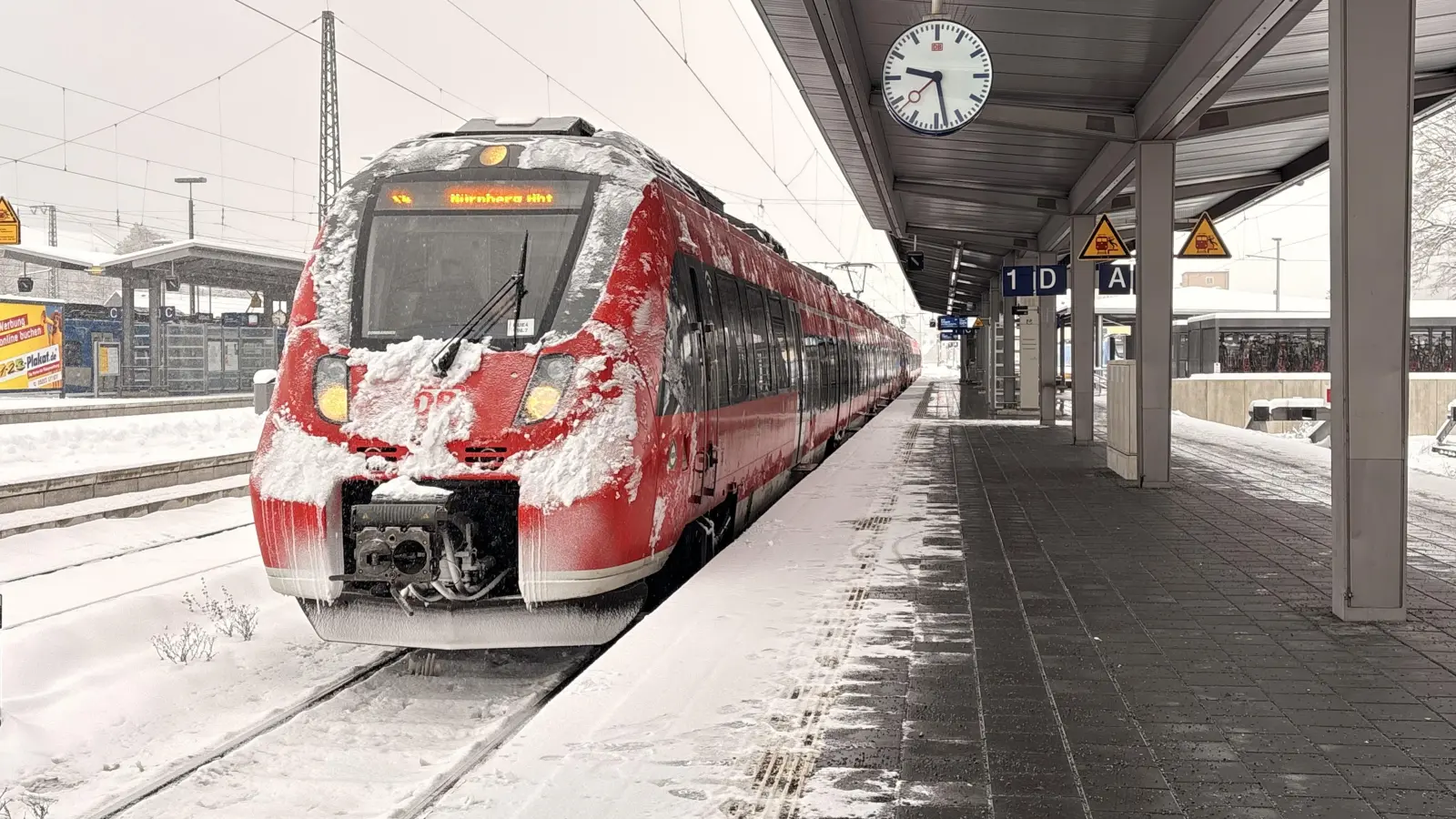 Mit weißer Schnauze durch den Schnee: Der Zugverkehr am Bahnhof Ansbach läuft. (Archivbild: Luca Paul)