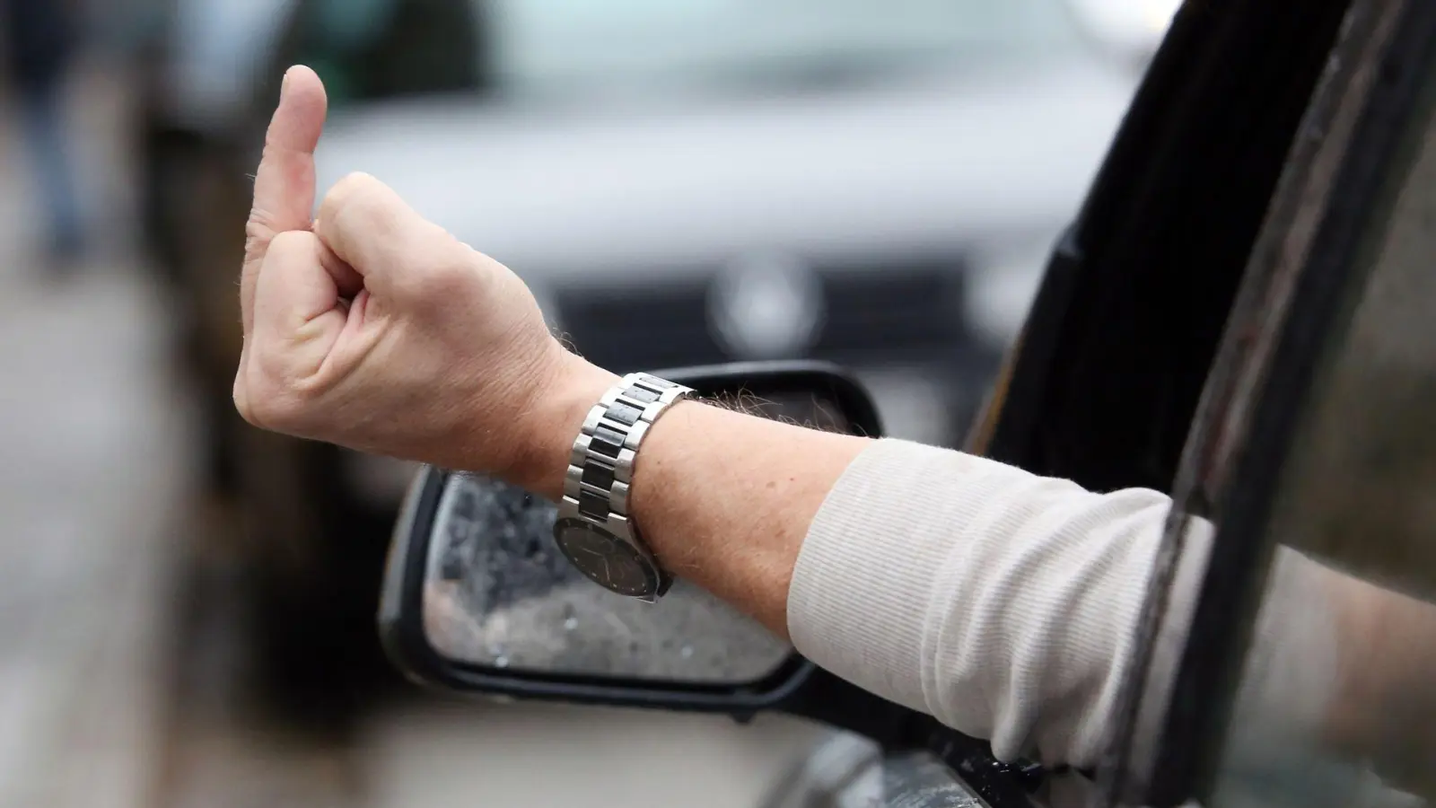 Der ausgestreckte Mittelfinger gilt als Beleidigung. Mit ihm mussten auf der A7 zwei Streithähne jeweils Bekanntschaft machen. (Symbolbild: Bodo Marks/dpa-tmn/dpa)