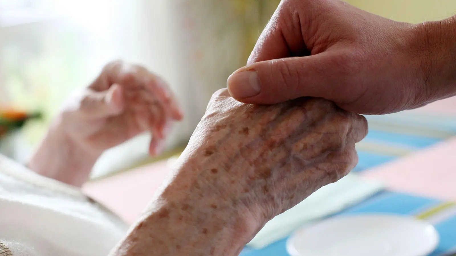 Wenn die helfende Hand zu der eines Täters wird: Auf Hilfe angewiesene Menschen können leichter Opfer von Straftaten werden. (Symbolbild) (Foto: Oliver Berg/dpa)