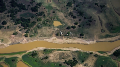 Folgen der Dürre und Hitze: Trockene Flächen sind im Regenwaldgebiet bei Parintins zu sehen. (Foto: Aguilar Abecassis/dpa)