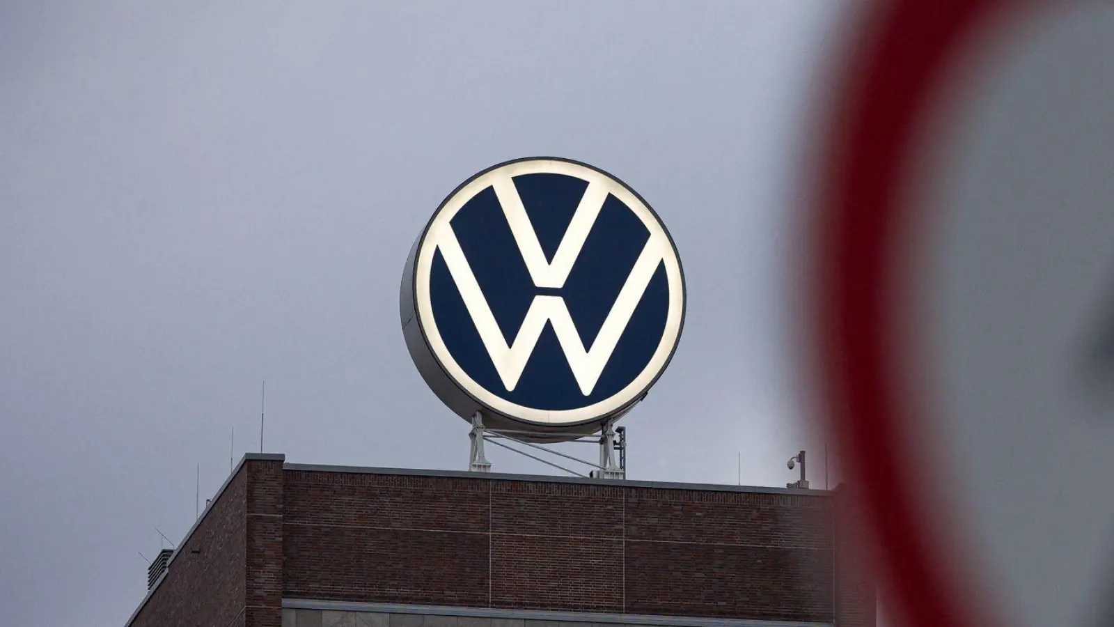 Die Arbeitnehmerseite drängt auf Gespräche mit dem VW-Vorstand. (Archivbild) (Foto: Moritz Frankenberg/dpa)