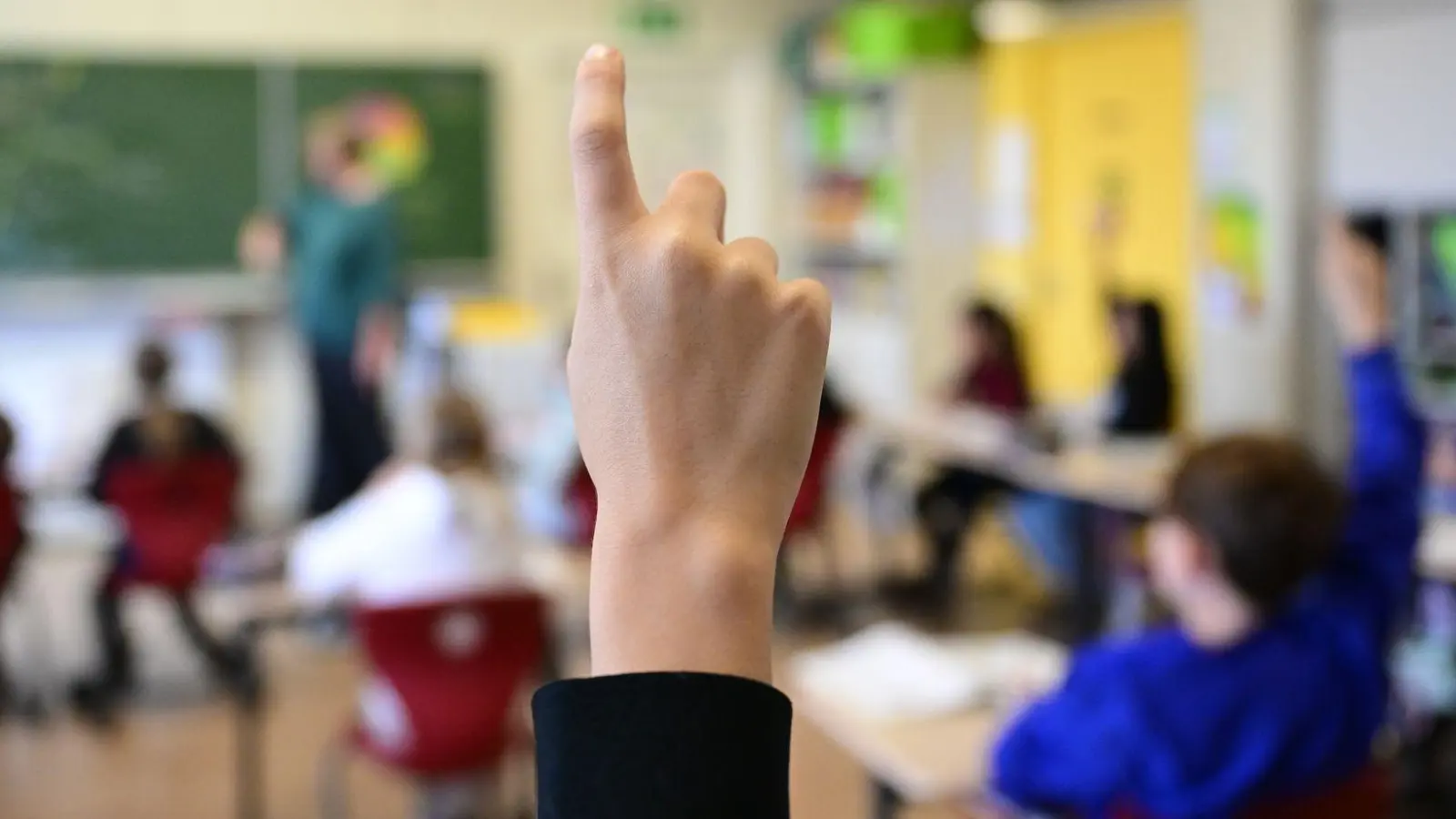 Schüler melden sich in einer vierten Klasse in einer Grundschule. (zu dpa: «Klimaaktivistin in MV-Schuldienst? Debatte um GEW-Vorstoß») (Foto: Bernd Wei�brod)