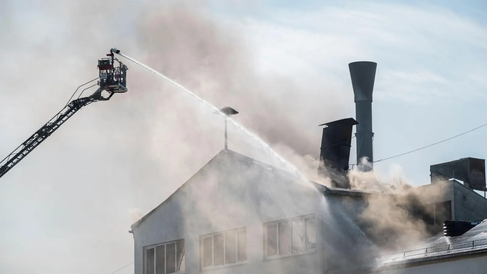 Die Feuerwehr im Einsatz bei dem Großbrand im Industriegebiet von Wunsiedel. (Foto: Daniel Vogl/dpa)