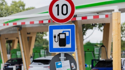Inflationsbereinigt sind Elektroautos in den vergangenen Jahren deutlich billiger geworden. (Archivbild) (Foto: Rolf Vennenbernd/dpa)