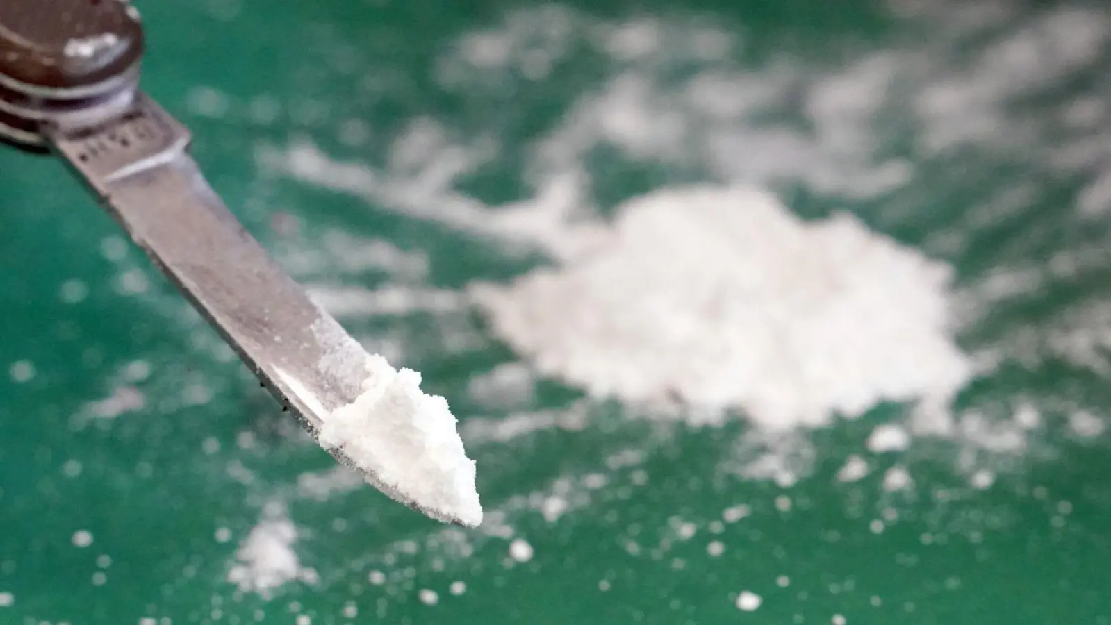 Mit Kokain am Steuer wurde der 40-Jährige aus dem Verkehr gezogen. (Symbolbild: Marcus Brandt/dpa)