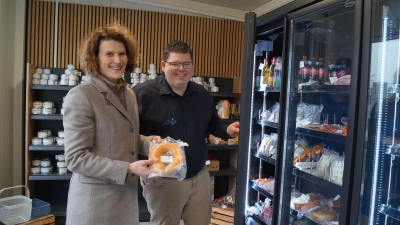 Jens und Kathrin Hoferer haben in Langenfeld einen digitalen Kleinstsupermarkt mit Fleisch- und Wurstwaren eröffnet. (Foto: Nicole Gunkel)