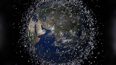 Tausende Satelliten und noch mehr Trümmerteile umfliegen die Erde - auch wenn sie eigentlich kleiner sind als auf diesem Bild. (Foto: ESA/ESA/dpa)