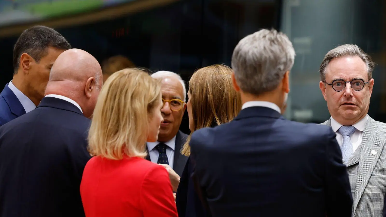 Der belgische Premierminister Bart De Wever forderte beim Gipfel Sicherheiten und gab letztlich auch sein OK. (Foto: Geert Vanden Wijngaert/AP/dpa)