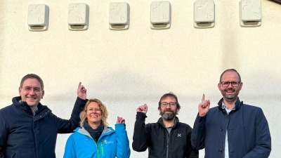 Landrat Jürgen Ludwig, Stefanie Schwarz von der Unteren Naturschutzbehörde, Schulleiter Hartmut Sörgel (Sebastian-Strobel-Schule) und Sparkassen-Vorstandsmitglied Tobias Mildner (von links) zeigen auf sechs von insgesamt 55 neu geschaffenen Fledermauskästen an landkreiseigenen Gebäuden. (Foto: Landratsamt Ansbach/Fabian Hähnlein)