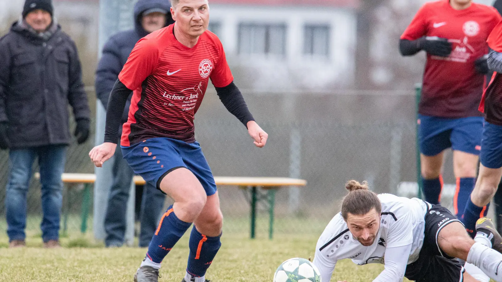 Ins Straucheln geriet der TSV Markt Erlbach (am Boden Felix Pfaffenberger) beim 0:6 in Weihenzell (Rene Göttler). (Foto: Markus Zahn)