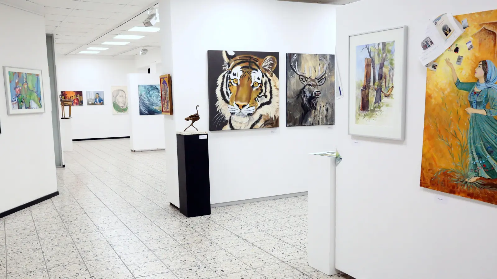 Ein Blick in die Jahresausstellung „Ins Licht gerückt” des Kulturforum Ansbach (Foto: Martina Kramer)