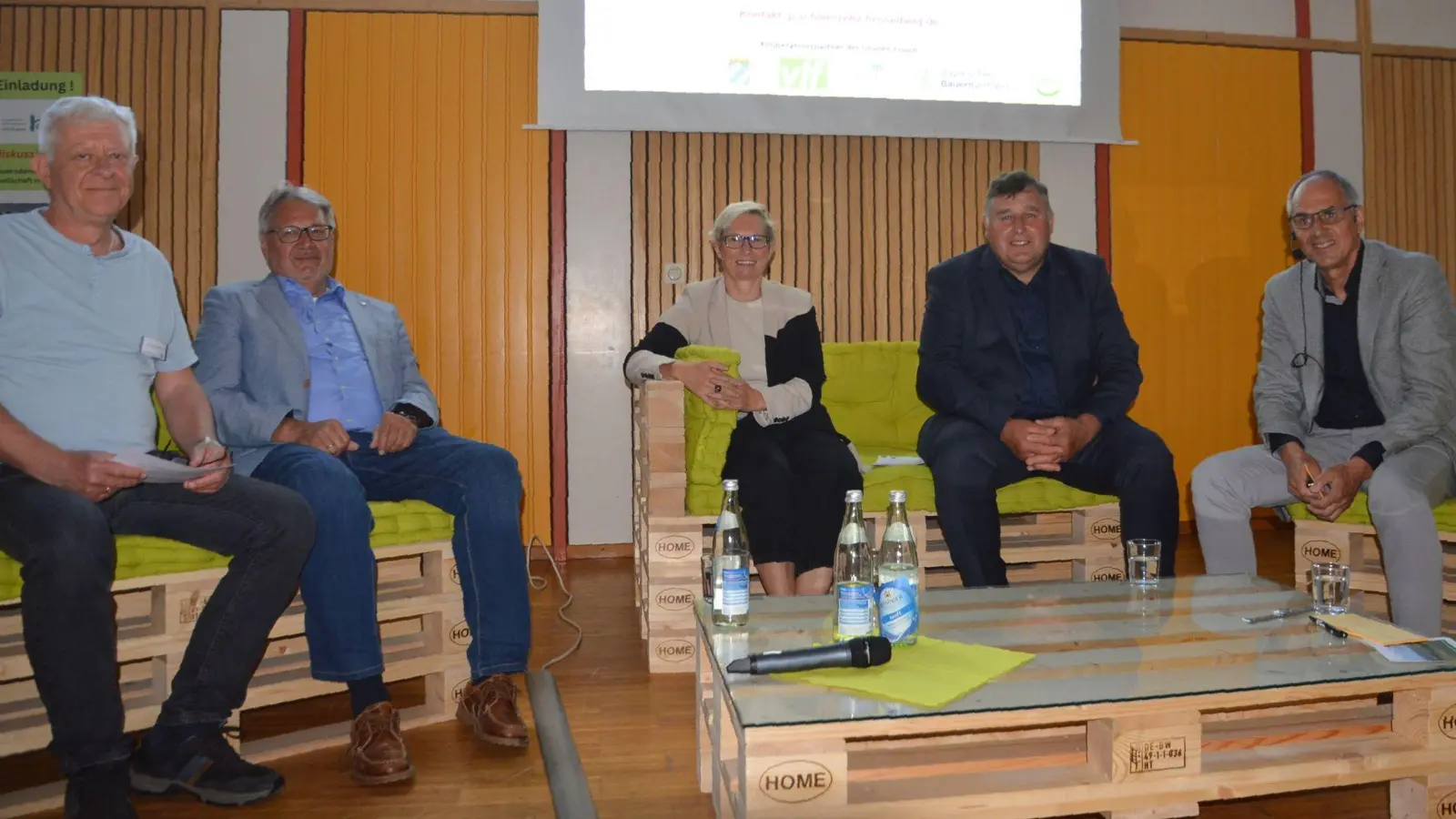 Auf der Grünen Couch beim Evangelischen Kirchentag ging es um die Bauernproteste zu Beginn des Jahres und deren Nachwirkungen. Es diskutierten Dr. Peter Schlee, Rolf Brauch, Gudrun Bayer, Reinhold Meyer und Wolfgang Kerwagen (von links). (Foto: Peter Tippl)