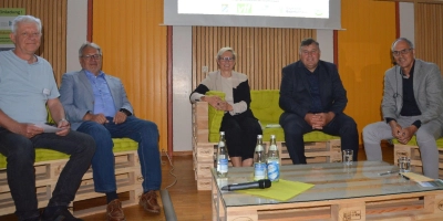 Auf der Grünen Couch beim Evangelischen Kirchentag ging es um die Bauernproteste zu Beginn des Jahres und deren Nachwirkungen. Es diskutierten Dr. Peter Schlee, Rolf Brauch, Gudrun Bayer, Reinhold Meyer und Wolfgang Kerwagen (von links). (Foto: Peter Tippl)