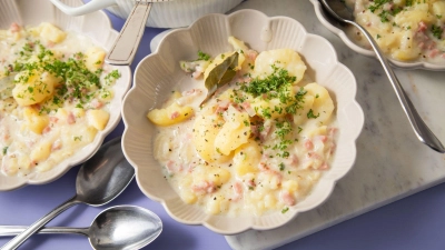 Typisch für traditionelle Hausmannskost in Mecklenburg-Vorpommern sind Buttermilchkartoffeln, die mit Speck, Zwiebeln und Majoran verfeinert werden. (Foto: Christin Klose/dpa-tmn)