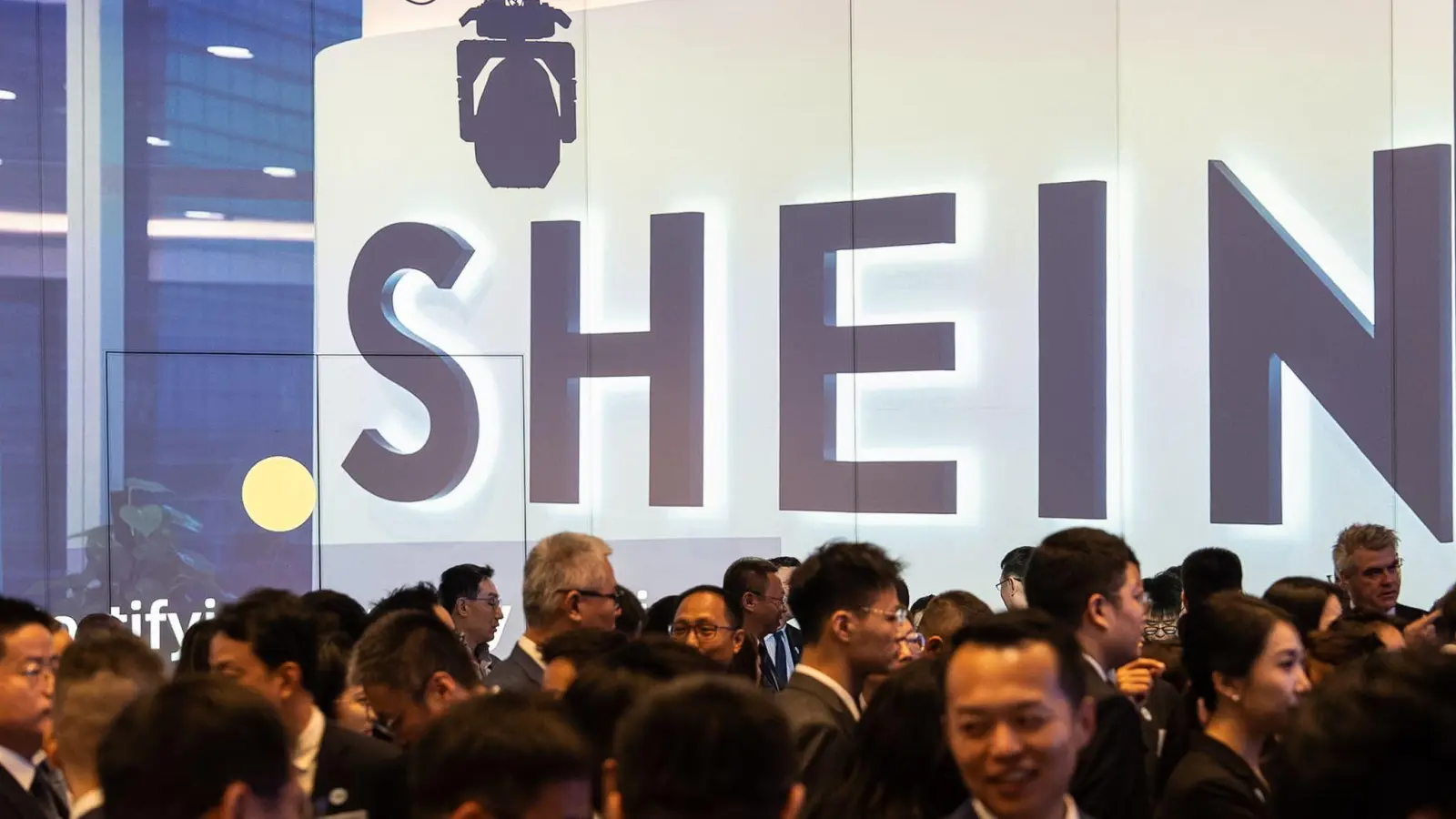 Shein ist bekannt für besonders günstige Mode. (Foto: Chan Long Hei/AP/dpa)