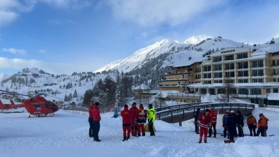 Einsatzteams mit Rettungshubschraubern nahe der Unglücksstelle in der Gegend der Seekarspitze bei Obertauern im Bundesland Salzburg. (Foto: apa/dpa)