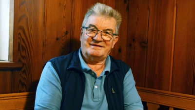 Ewald Geißendörfer an seinem neuen Stammplatz auf der Eckbank des „Glockenhäusle” in Kleinharbach. 42 Jahre lang saß er bis Mai am Uffenheimer Stadtratstisch, ohne Unterbrechung. (Foto: Johannes Zimmermann)