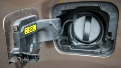 Unbekannte haben in Amberg rund 300 Liter Diesel aus dem Tank eines Lastwagens gestohlen. (Symbolbild) (Foto: Patrick Pleul/dpa-Zentralbild/dpa)