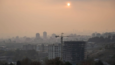 Smog in Teheran: Einen blauen Himmel sehen die Bewohner der Millionenmetropole selten. (Archivbild) (Foto: Arne Immanuel Bänsch/dpa)