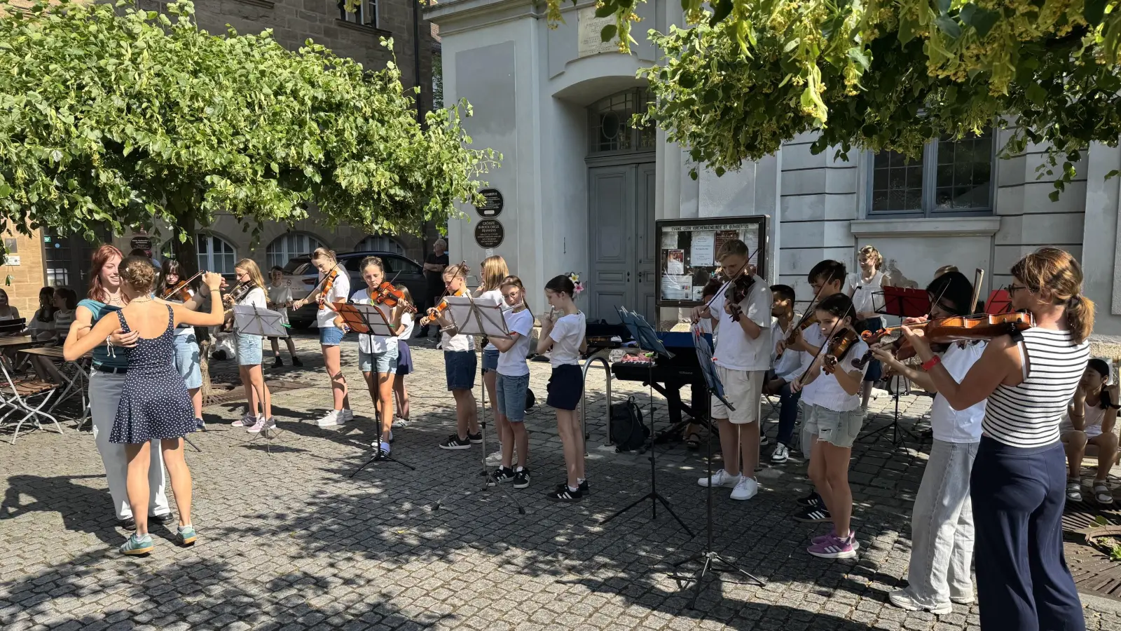 Am Johann-Sebastian-Bach-Platz wurde musiziert&nbsp;– und dann auch getanzt.  (Foto: Lara Hausleitner)