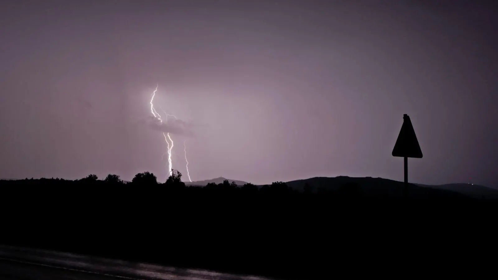 Schwere Gewitter ziehen über den Harz hinweg. (Foto: Matthias Bein/dpa)