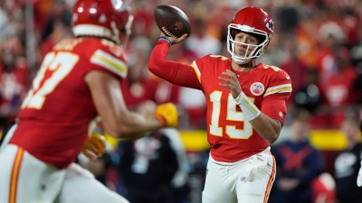 Patrick Mahomes und Travis Kelce haben bereits drei Super Bowls zusammen gewonnen.  (Foto: Charlie Riedel/AP/dpa)