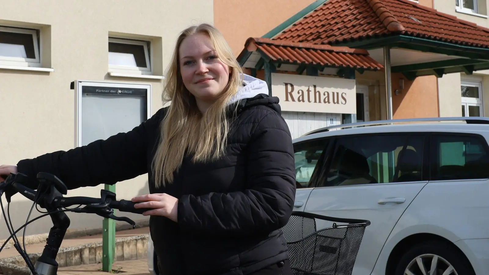 Corinna Winter vor dem Dachsbacher Rathaus. (Foto: Karl-Heinz Panzer)