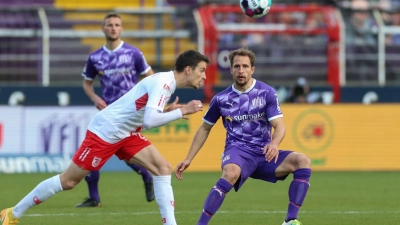 Sebastian Stolze (l) kehrt zum SSV Jahn zurück. (Foto: Friso Gentsch/dpa)