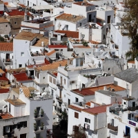 Viele Gassen, Häuschen: Blick auf das Zentrum von Ibiza Stadt. (Foto: Clara Margais/dpa)