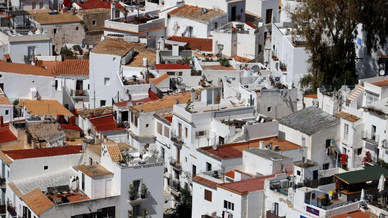 Viele Gassen, Häuschen: Blick auf das Zentrum von Ibiza Stadt. (Foto: Clara Margais/dpa)