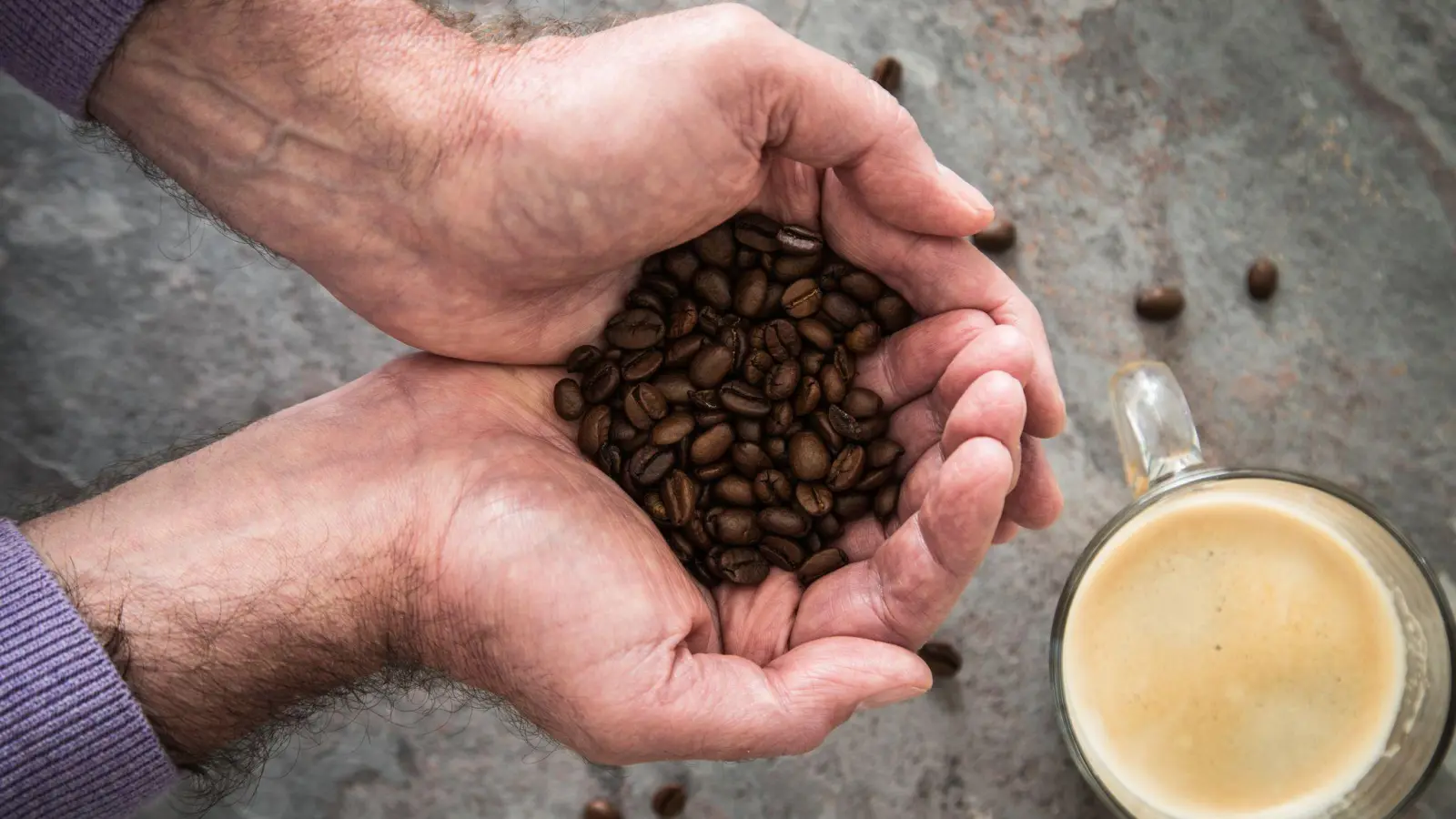 Von rechts nach links: Die „Bohnenübung“ ist eine einfache Methode, um Dankbarkeit und Achtsamkeit im Alltag zu fördern, morgens steckt man Bohnen in die rechte Tasche und verschiebt bei positiven Erlebnissen jeweils eine Bohne in die linke Tasche. Geht natürlich nicht nur mit Kaffeebohnen. (Foto: Christin Klose/dpa-tmn)