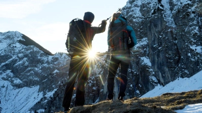 Am besten, wenn es noch hell ist: Wer sich zur dunklen Jahreszeit in die Berge aufmacht, sollte möglichst gut geplant haben. (Foto: Angelika Warmuth/dpa/dpa-tmn)