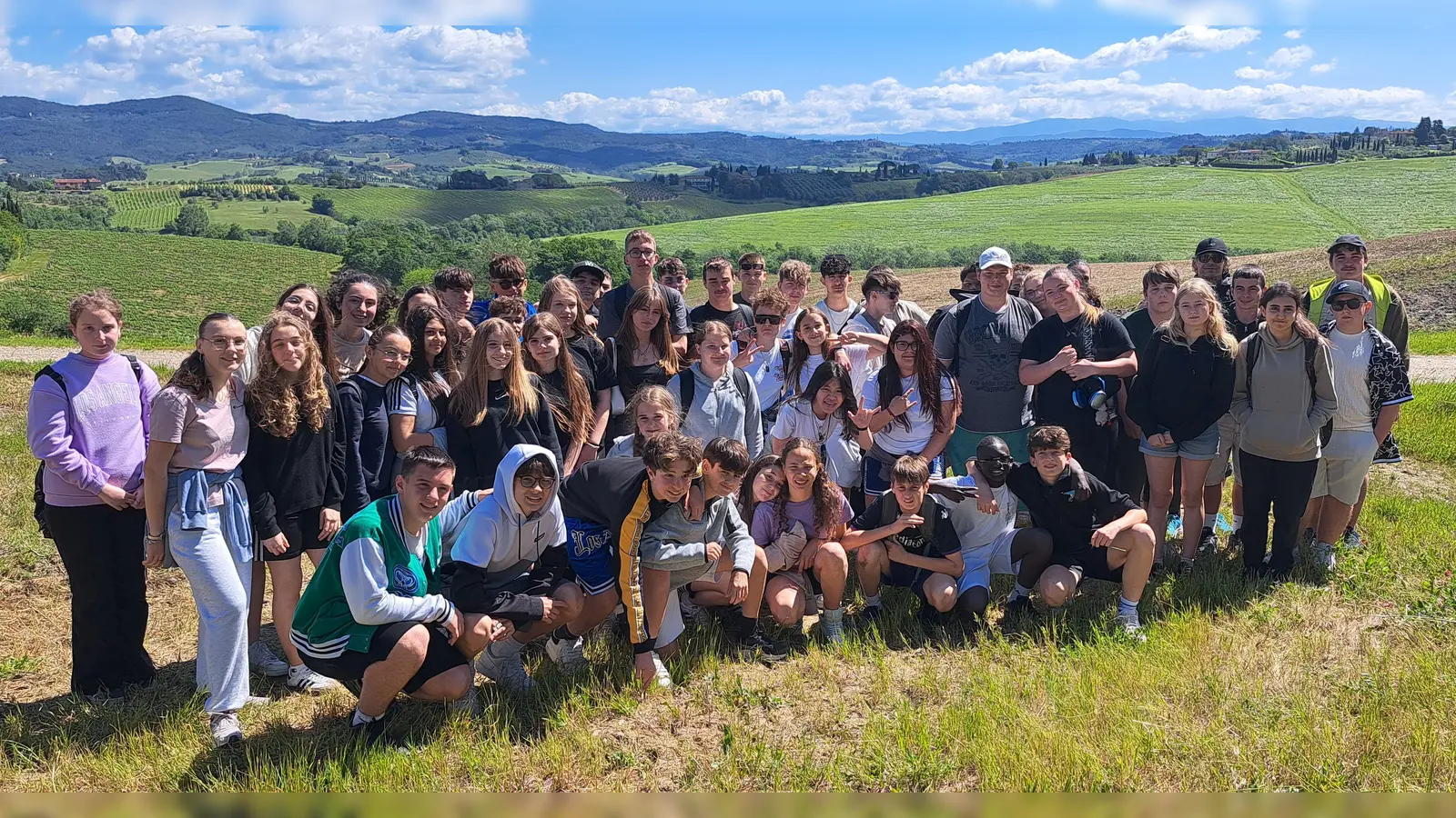 Eine gemeinsame Wanderung der Jugendlichen aus Neustadt und Montespertoli gehörte zum Programm, genau wie Besuche in Pisa und Florenz sowie bei örtlichen Betrieben, dazu ein Ausflug ans Meer und Spiele. (Foto: Gregor Fleischmann)