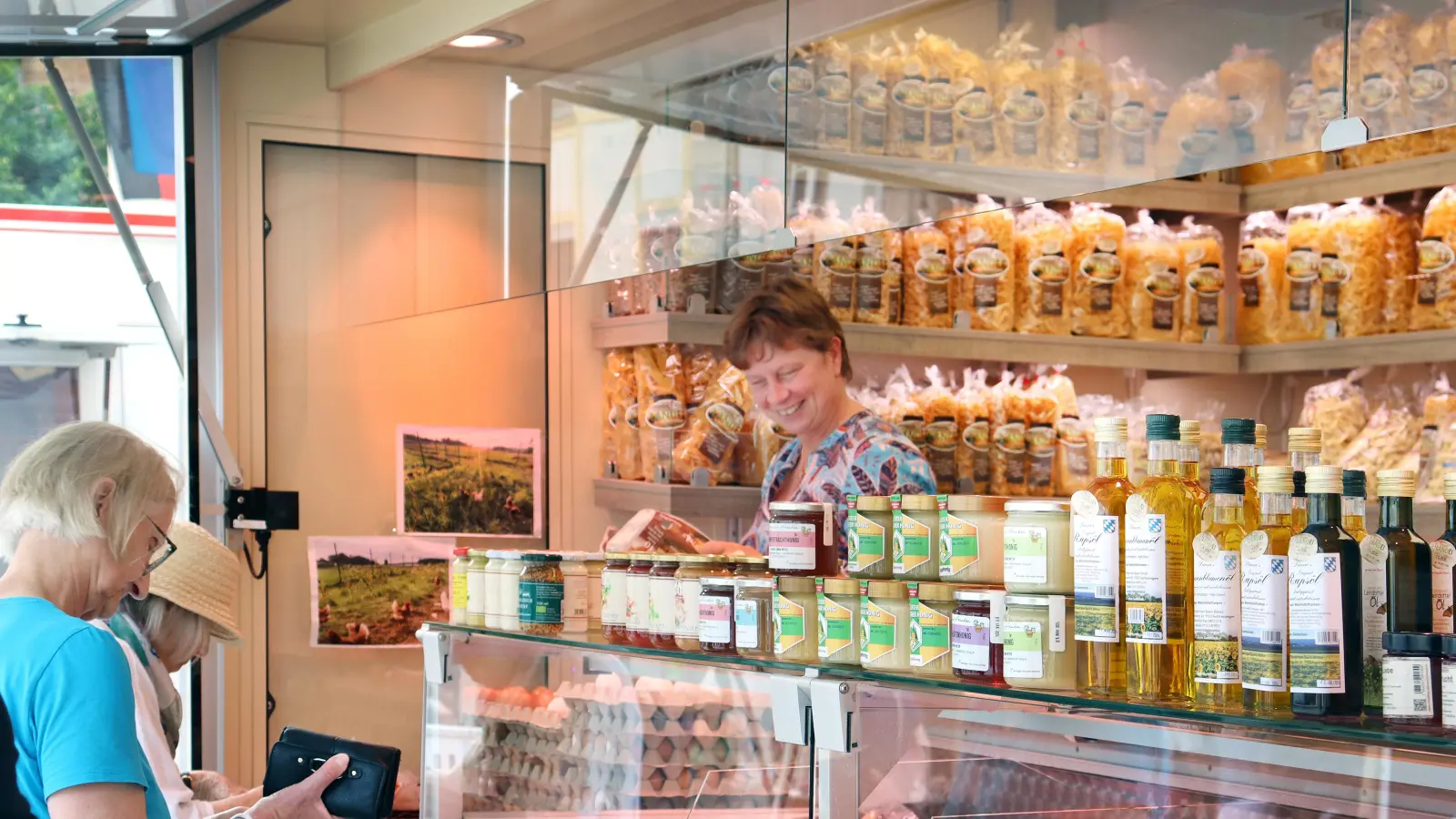 Sylvia Landshuter verkauft seit vielen Jahren ihre Produkte auf dem Wochenmarkt in Ansbach. Sie hat viele Stammkunden. (Foto: Antonia Müller)