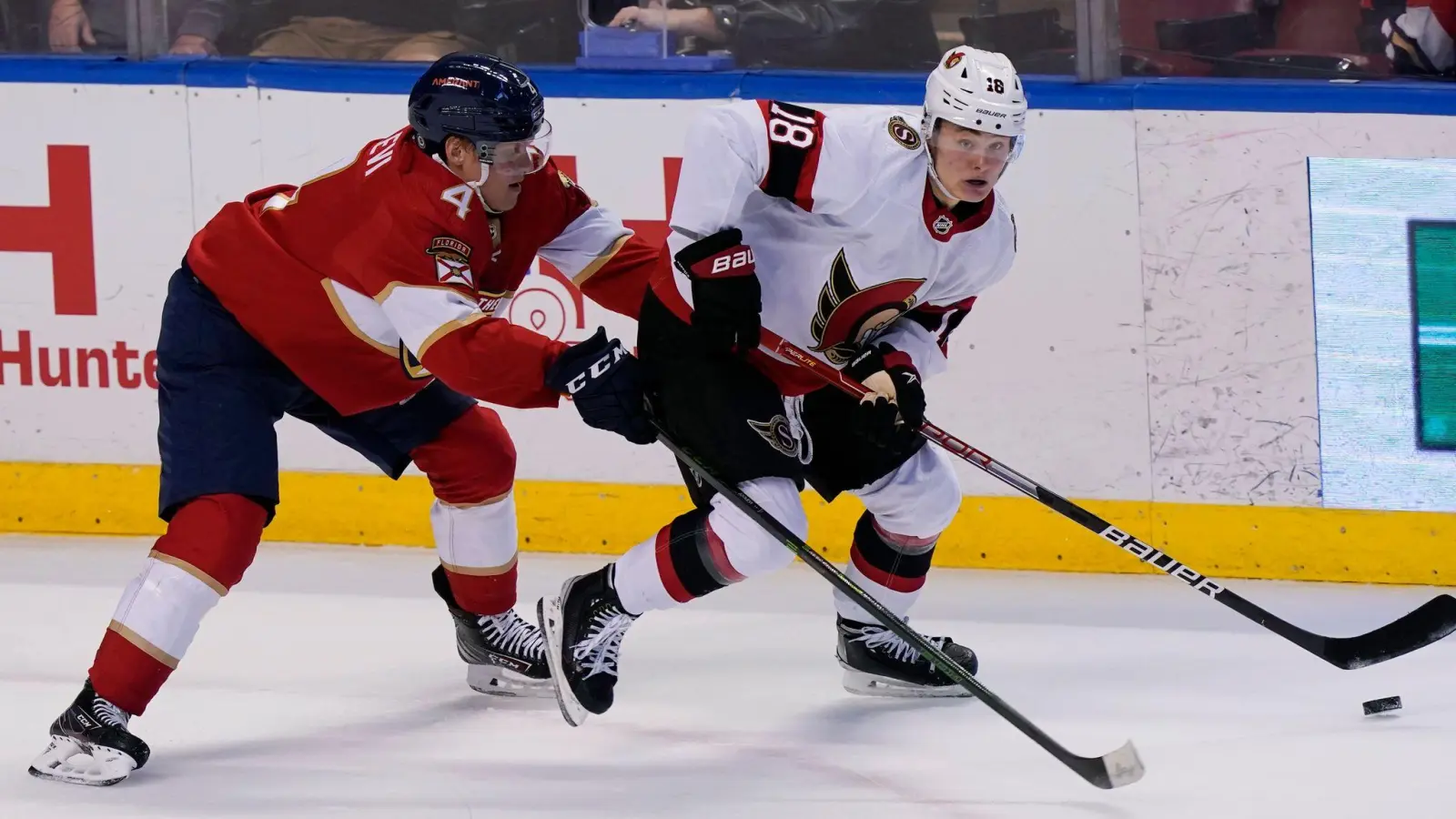 Bekommt bei den Ottawa Senators einen langfristigen Vertrag: Tim Stützle (r). (Foto: Marta Lavandier/AP/dpa)