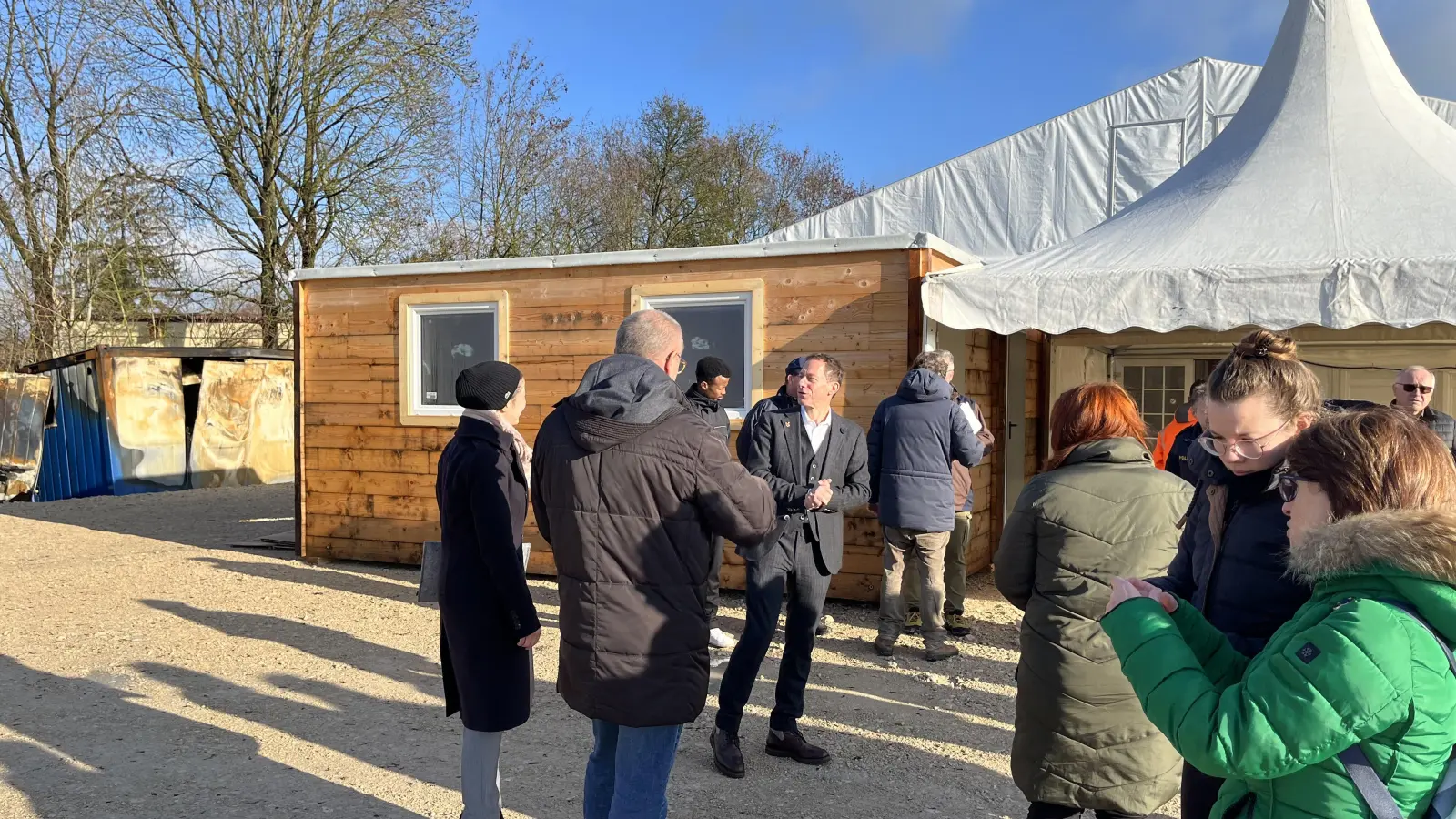 Ein Blick von außen auf die Flüchtlingsunterkunft in der Oettinger Straße. Links zu sehen sind die abgebrannten Container, die in den nächsten Tagen abgeholt werden sollen. (Foto: Laura Nadler)