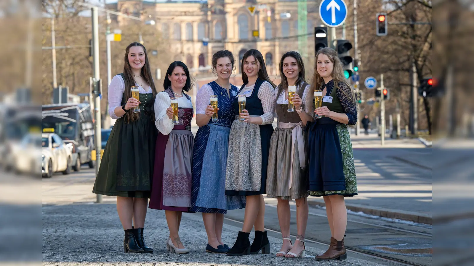 Sechs Favoritinnen bewerben sich um das Amt der bayerischen Bierkönigin.    (Foto: Peter Kneffel/dpa)