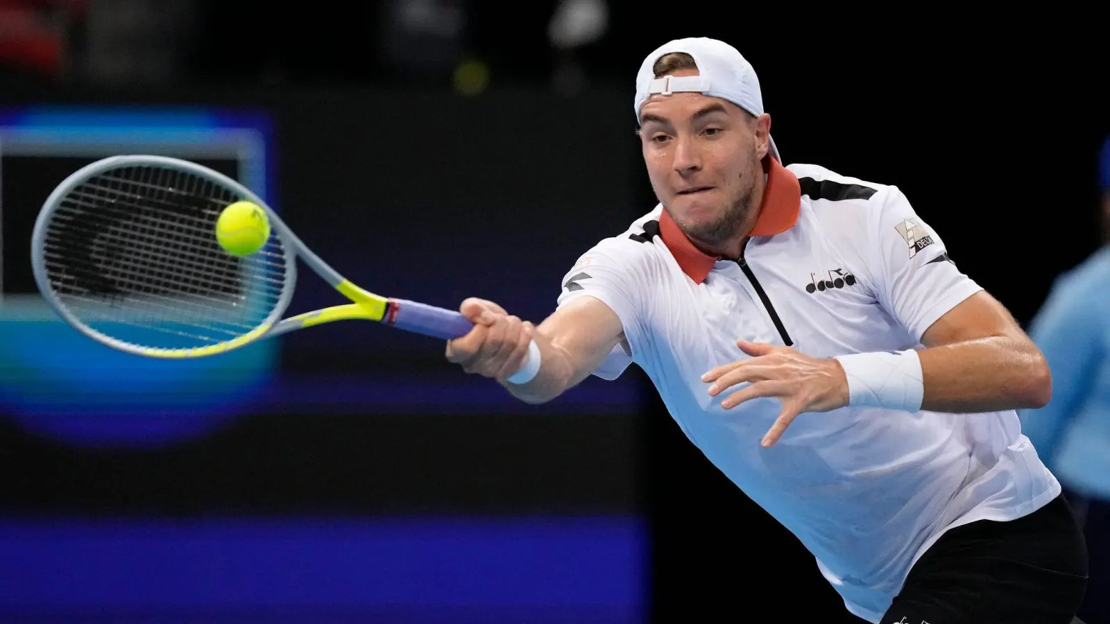 Verliert den ATP-Auftakt: Jan-Lennard Struff aus Deutschland. (Foto: Rick Rycroft/AP/dpa)