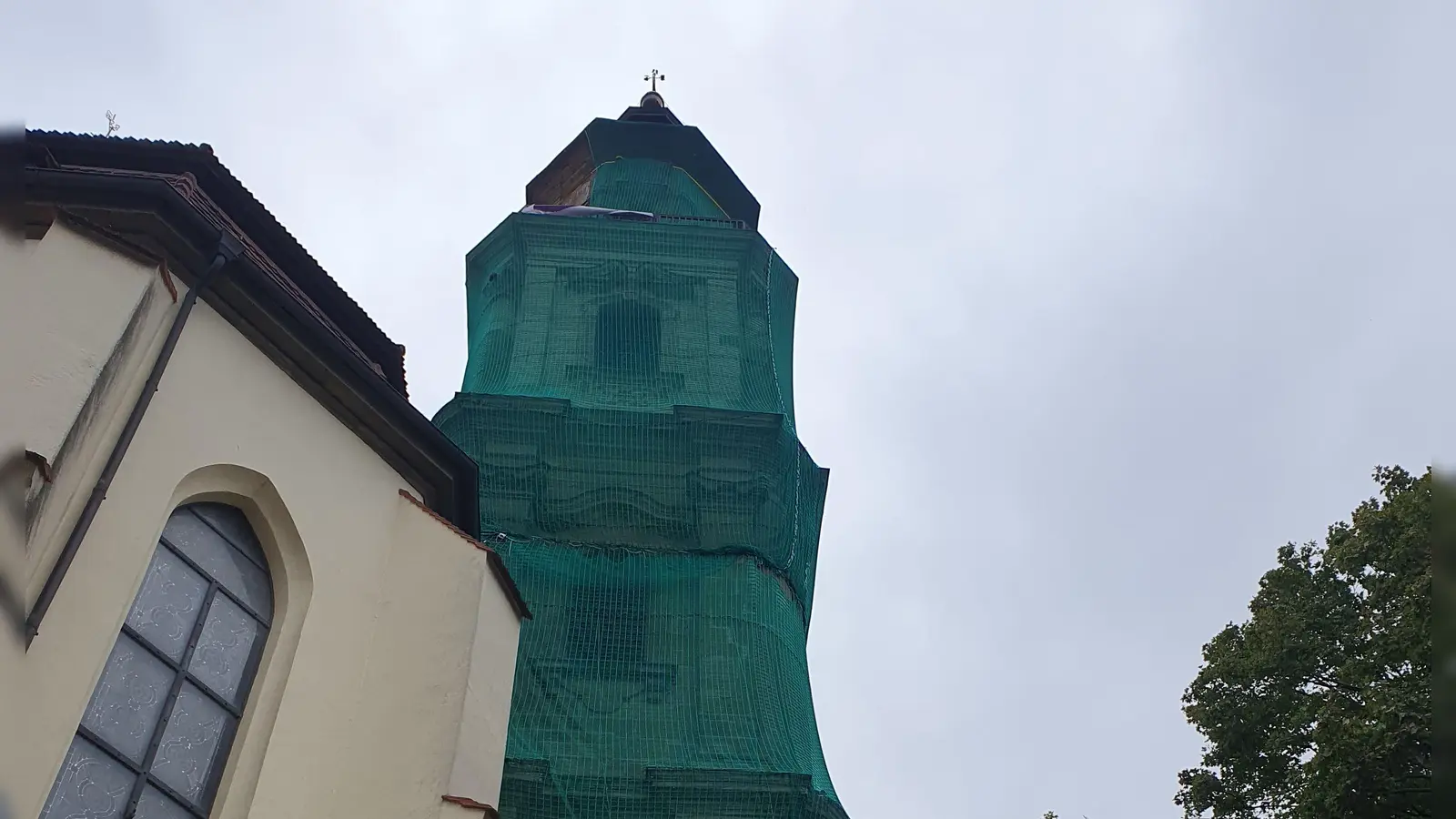 Der Turm von St. Kilian muss saniert werden. Im Jahr 2022 hatte sich ein Stein aus der Fassade gelöst und war in die Tiefe gestürzt. (Foto: Anna Franck)