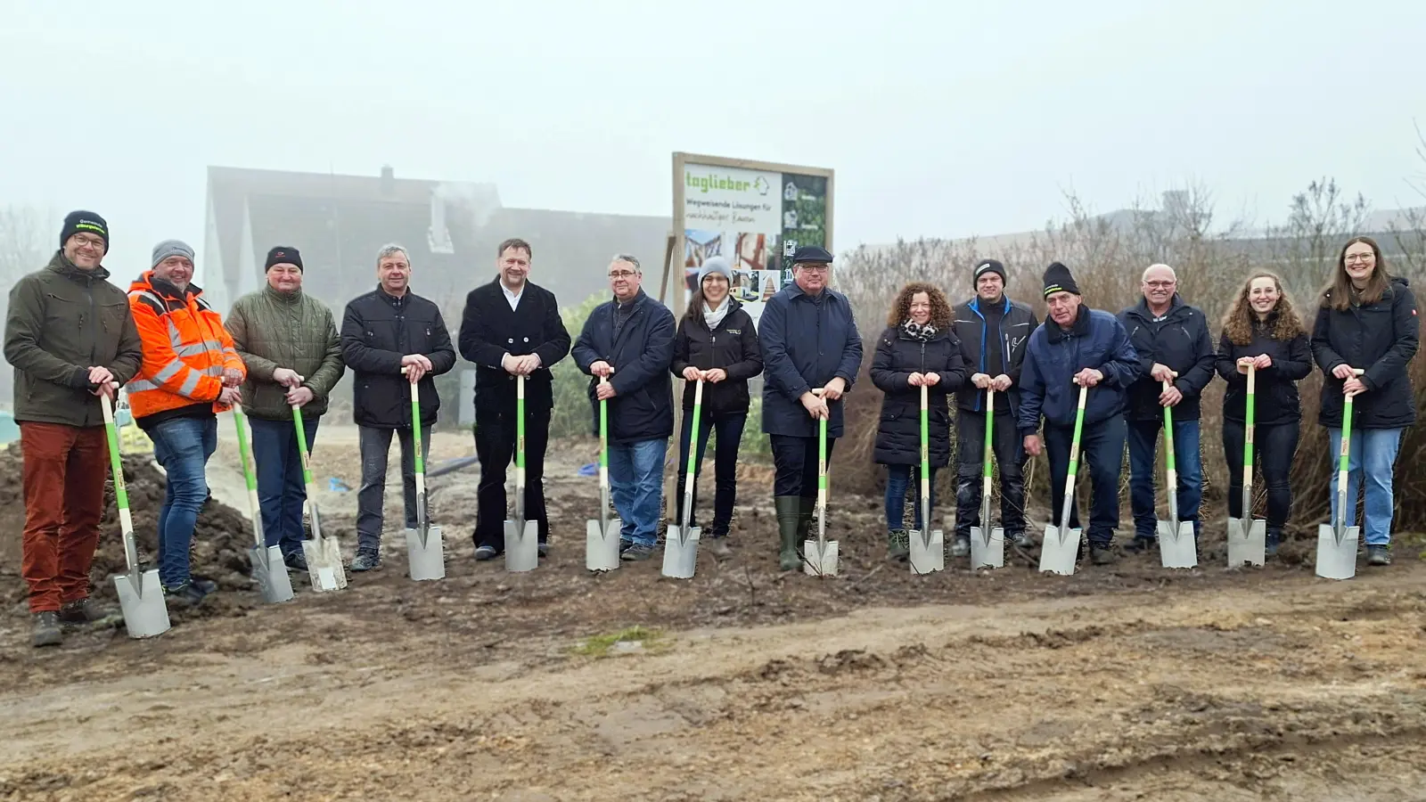 Vertreterinnen und Vertreter der Gemeinde, des Dorfvereins, des Amtes für Ländliche Entwicklung sowie der beteiligten Firmen griffen auf der Baustelle des künftigen Dorfgemeinschaftshauses zum Spaten.  (Foto: ALE/Diane Meyer)