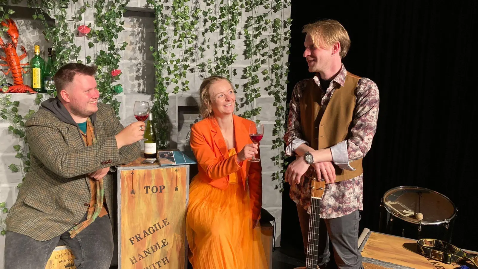 Jan Fritz Meier (links), Charlotte Schiffler und der Musiker Chris Kilgenstein bei den Proben am Landestheater Dinkelsbühl: Das Stück „Eine Sommernacht“ hat am Mittwoch Premiere. (Foto: Miriam Locher/Landestheater)