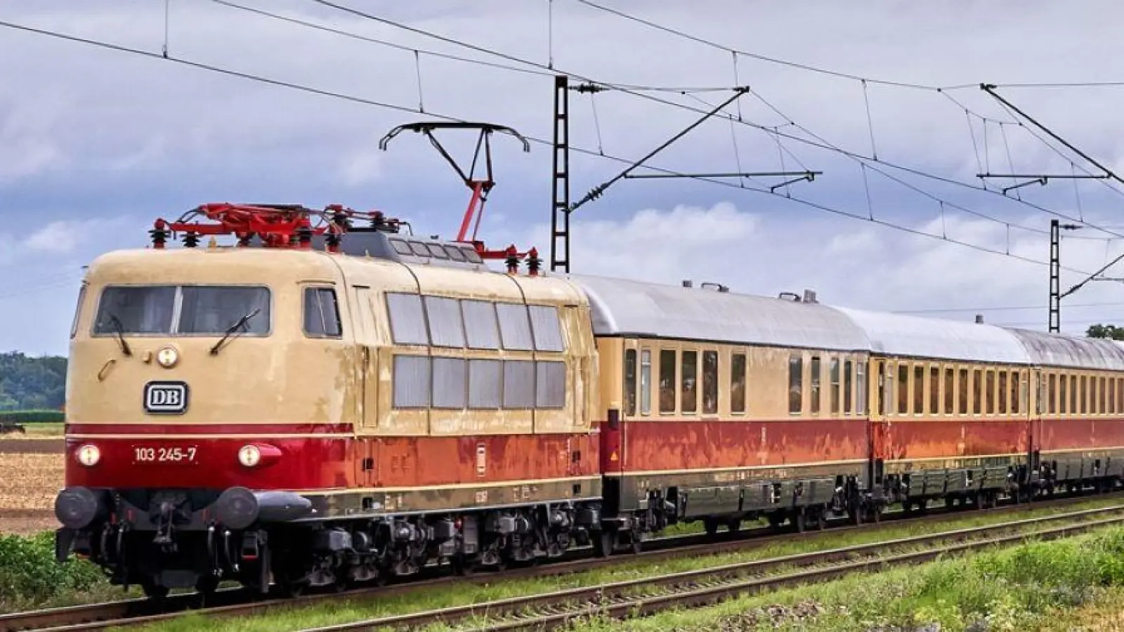 Die Schnellfahr-Elektrolok der Baureihe 103 ist Zuglok bei der Sonderfahrt nach Innsbruck. (Foto: Georg Lochner)
