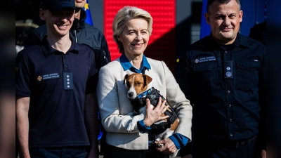 Ein Herz für den Minensuchhund Patron zeigt Ursula von der Leyen. (Foto: Christoph Soeder/dpa Pool/dpa)