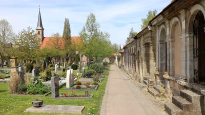 Der Stadtfriedhof birgt Geheimnisse. Mit Grabbüchern, aktuellen Akten, Belegungsplan und Computer lüftet die Gruppe sie. (Foto: Oliver Herbst)
