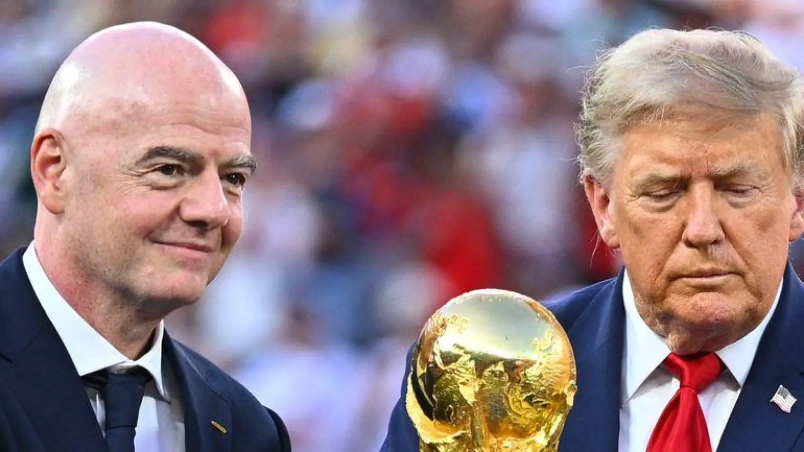 Donald Trump (r) und Gianni Infantino bringen den WM-Pokal. (Foto: Tom Weller/dpa)