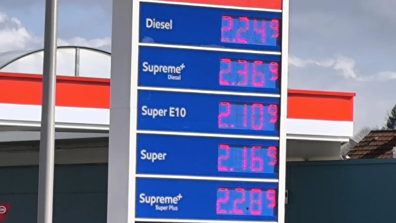 Mitte März, als diese Aufnahme in Ansbach entstand, erschienen solche Preise noch als extrem hoch. Mittlerweile liegt das Niveau noch deutlich darüber. Aber zumindest scheint der weitere Anstieg erst einmal gestoppt zu sein.  (Foto: Thomas Schaller)