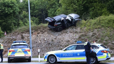 Die drei Männer waren im Mai in ihrem Wagen auf der Flucht vor der Polizei verunglückt. (Archivbild) (Foto: Daniel Scharinger/APA/dpa)