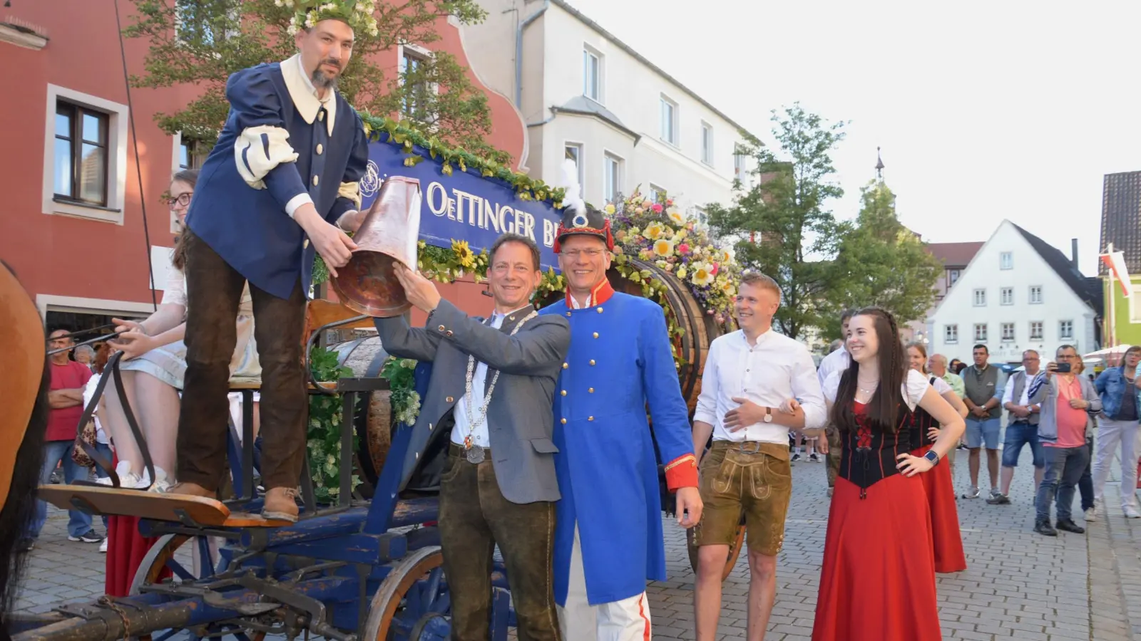 Assistiert vom Stadtsoldaten Stefan Engruber (in Uniform) überreichte Bürgermeister Stefan Ultsch (mit Amtskette) an den sagenumwobenen Bierkönig Gambrinus (verkörpert von Stadtrat Michael Dommel) den Humpen zur Regentschaft für die kommenden drei Tage beim Heimat- und Volksfest in Wassertrüdingen. (Foto: Peter Tippl)