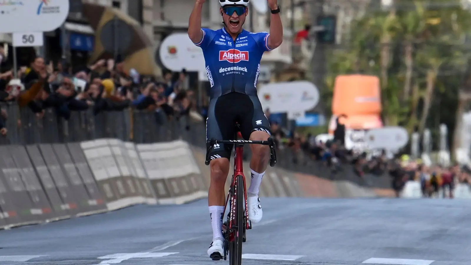 Mathieu van der Poel hat die 114. Auflage des Frühjahrsklassikers Mailand-Sanremo gewonnen. (Foto: Gian Mattia D'Alberto/LaPresse/AP/dpa)