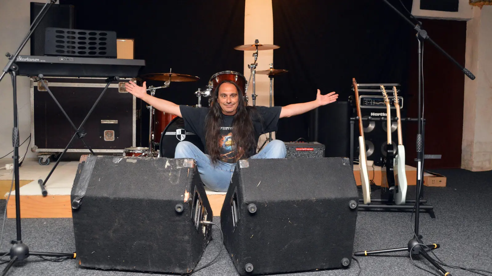 Die Instrumente stehen, die Akustik passt und Ilker Ersin ist hochmotiviert: Der Neustädter Sessionraum ist bereit zum Jammen. (Foto: Johannes Zimmermann)